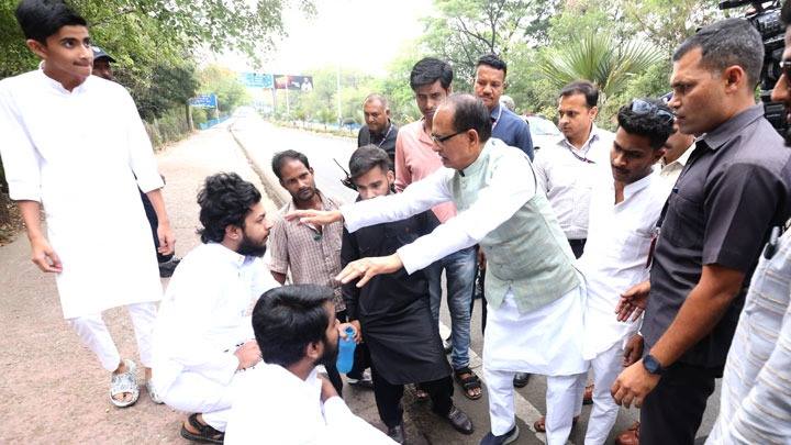 मुख्यमंत्री श्री चौहान ने वीआईपी रोड पर दुर्घटनाग्रस्त युवक को उपचार के लिए अस्पताल भिजवाया